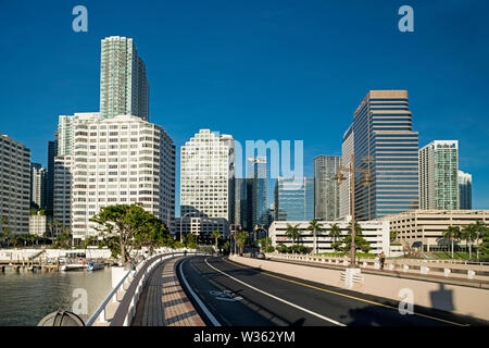 BRICKELL KEY DRIVE Brickell Avenue Skyline von Downtown Miami Florida USA Stockfoto