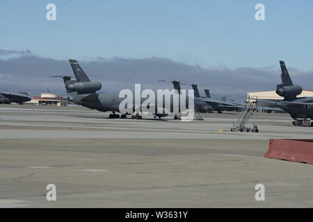 Mehrere KC-10 Extender Flugzeuge sind Juli 10, 2019 geparkt, auf dem Flug von Travis Air Force Base, Kalifornien. Flieger an der 60th Operations Support Squadron Flugplatz Management Abschnitt zugeordnet sind verantwortlich für den sicheren Betrieb in und um das Travis AFB Flugplatz. Die KC-10 ist eine von drei Flugzeugen des 60 Air Mobility Wing, die größte Mobilität Flügel in der Luftwaffe zugeordnet. (U.S. Air Force Foto von Tech. Sgt. James Hodgman) Stockfoto