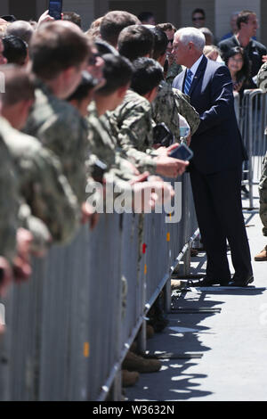 190711-N-QC 706-866 Coronado, Kalifornien - Vice President Mike Pence erfüllt mit der Naval Special Warfare Matrosen und Zivilisten, die während eines Besuchs auf Naval Special Warfare Mitte Juli 11. Naval Special Warfare Center bietet Aus- und Weiterbildung der Seeleute, die der Marine elite Dichtung und speziellen Boot Mannschaften bilden. (U.S. Marine Foto von Mass Communication Specialist 1. Klasse Anthony Walker/Freigegeben) Stockfoto