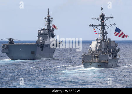 190711-N-DX 072-1012 tasmanischen Meer (11. Juli 2019) Die Japan Maritime Verteidigung-kraft Hyūga-Klasse Hubschrauber Zerstörer JS Ise (DDH182), links, und der US-Navy der Arleigh-Burke-Klasse geführte Anti-raketen-Zerstörer USS William S. Lawrence (DDG110) Transit mit dem amphibious Transport dock Schiff USS Green Bay LPD (20) in einem Foto Übung (Photoex) während der Talisman Sabre 2019. Green Bay, Teil der Wasp Expeditionary Strike Group, mit 31 Marine Expeditionary Unit begonnen, nimmt derzeit an Talisman Sabre 2019 vor der Küste im Norden von Australien. Eine bilaterale, Biennale, Talisman Sabre Stockfoto
