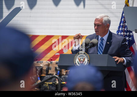 U.S. Vice President Mike Pence liefert seinen Erläuterungen an Bord der Coast Guard Cutter Douglas Munro während einer Droge Offload in Coronado, Kalifornien, 11. Juli 2019. Die Crew der Douglas Munro ausgelagert werden mehr als 39.000 Kilogramm Kokain und 933 Kilogramm Marihuana im Wert von einer kombinierten geschätzten Wert von $ 569 Millionen. (U.S. Coast Guard Foto von Petty Officer 1st Class markieren Barney) Stockfoto