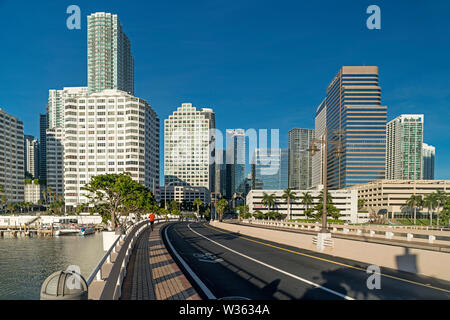 BRICKELL KEY DRIVE Brickell Avenue Skyline von Downtown Miami Florida USA Stockfoto