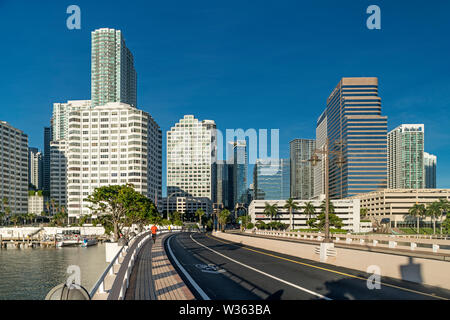 BRICKELL KEY DRIVE Brickell Avenue Skyline von Downtown Miami Florida USA Stockfoto