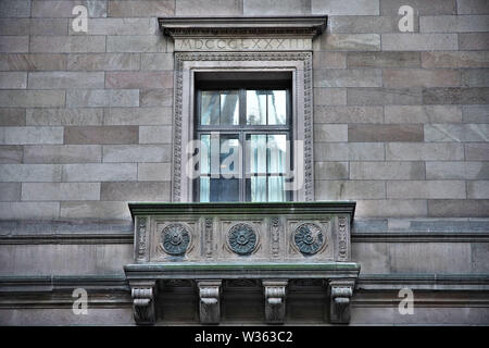 Windows spiegeln den Stil, Herz und Seele der klassischen Gebäude und die Menschen, die darin wohnen Stockfoto