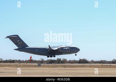 Ein Nord-carolina Air National Guard C-17 bereitet auf der Landebahn von der Botswana Defence Force Thebephatshwa Airbase in Botswana am 10. Juli 2019 zu landen. Mehr als 170 des Heeres und der Wachposten aus North Carolina, Alabama und New Jersey Reisen nach Botswana nach oben Minuteman2019, ein US Africa Command Übung zur Förderung der US-Nationalgarde Partnerschaft Programme auf dem afrikanischen Kontinent zu beteiligen. Stockfoto