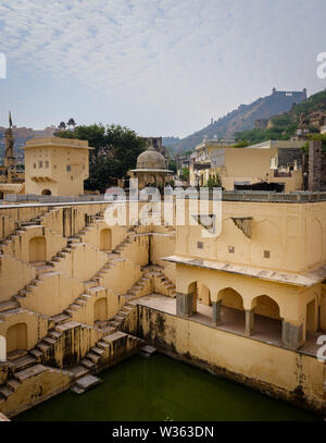 JAIPUR, INDIEN - ca. November 2018: Stepwell Panna Meena Ka Kund in Jaipur. Jaipur ist die Hauptstadt und die größte Stadt des indischen Bundesstaates Rajasth Stockfoto