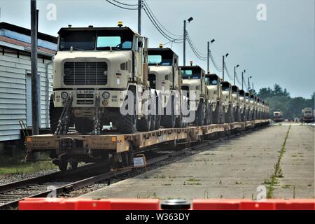 Militärische Fahrzeuge der 1158Th Transportation Company der Wisconsin National Guard sind auf triebwagen Juli 9, 2019 geladen, am Fort McCoy, Wis das Unternehmen Versand in Fort Hood, Texas, ein Teil einer großen Übung später im Jahr zu sein. Die Schiene wird geladen und die damit verbundenen Arbeiten wurde von der 1158th Soldaten und Mitarbeiter mit der Festung McCoy Logistics Readiness Center Transport Division abgeschlossen. (U.S. Armee Foto von Scott T. Sturkol, Public Affairs Office, Fort McCoy, Wis.) Stockfoto