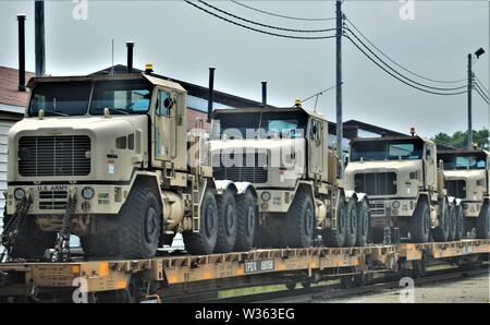 Militärische Fahrzeuge der 1158Th Transportation Company der Wisconsin National Guard sind auf triebwagen Juli 9, 2019 geladen, am Fort McCoy, Wis das Unternehmen Versand in Fort Hood, Texas, ein Teil einer großen Übung später im Jahr zu sein. Die Schiene wird geladen und die damit verbundenen Arbeiten wurde von der 1158th Soldaten und Mitarbeiter mit der Festung McCoy Logistics Readiness Center Transport Division abgeschlossen. (U.S. Armee Foto von Scott T. Sturkol, Public Affairs Office, Fort McCoy, Wis.) Stockfoto