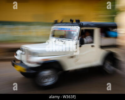 JAIPUR, INDIEN - ca. November 2018: Jeep in den Straßen von Jaipur mit Touristen. Jaipur ist die Hauptstadt und die größte Stadt des indischen Bundesstaates Ra Stockfoto