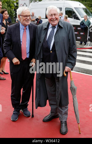 Worms, Deutschland. 12. Juli 2019. Der ehemalige Ministerpräsident von Rheinland-Pfalz und Thüringen Bernhard Vogel (rechts) kommt bei der Premiere der "Nibelungen-Festspiele'. Schauspieler, Politiker und andere VIPs nahmen an der Eröffnung der Nibelungen-festspiele Nibelungen-Festspiele (2019) in Worms. Das Spiel in der 18. Saison des Festivals ist "Uberwaltigung' (Überwinden) zum Thema Thomas Melle, und von Lilja Rupprecht geleitet. Es erzählt von der ursprünglichen Lied der Nibelungen, beginnend am Ende und versucht, die Geschichte zu einem besseren, weniger tödlichen Versuch umschreiben. Stockfoto
