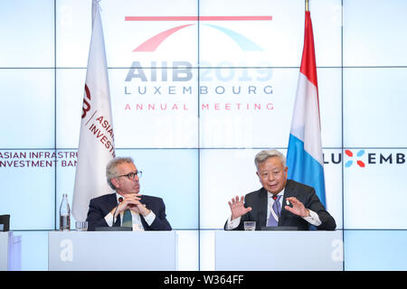 Luxemburg, AIIB in Luxemburg. 12. Juli, 2019. Jin Liqun (R), Präsident der Asiatischen Infrastruktur Investitionsbank (AIIB), und Pierre Gramegna, Minister der Finanzen, Luxemburg, zur Teilnahme an einer gemeinsamen Pressekonferenz während der vierten jährlichen Sitzung des AIIB in Luxemburg, 12. Juli 2019. Das vierte Jahrestreffen des China-initiierte AIIB trat weg hier am Freitag zum ersten Mal außerhalb von Asien, Zeichnung über 1.000 AIIB Beamte, Vertreter der Mitglieder und Partner, Führungskräfte und Experten. Credit: Zhang Cheng/Xinhua/Alamy leben Nachrichten Stockfoto