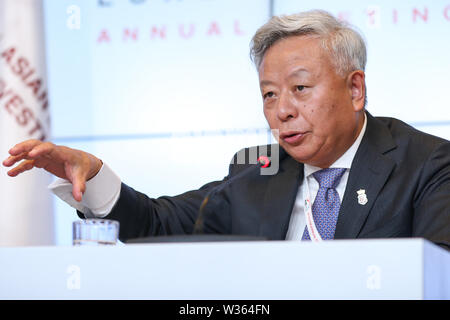 Luxemburg, AIIB in Luxemburg. 12. Juli, 2019. Jin Liqun, Präsident der Asiatischen Infrastruktur Investitionsbank (AIIB), besucht eine gemeinsame Pressekonferenz während der vierten jährlichen Sitzung des AIIB in Luxemburg, 12. Juli 2019. Das vierte Jahrestreffen des China-initiierte AIIB trat weg hier am Freitag zum ersten Mal außerhalb von Asien, Zeichnung über 1.000 AIIB Beamte, Vertreter der Mitglieder und Partner, Führungskräfte und Experten. Credit: Zhang Cheng/Xinhua/Alamy leben Nachrichten Stockfoto