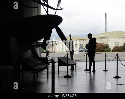 CHRISTCURCH, NEUSEELAND, 12. Dezember 2018: die Silhouette eines unbekannten Besucher der Luft tritt Museum. Stockfoto