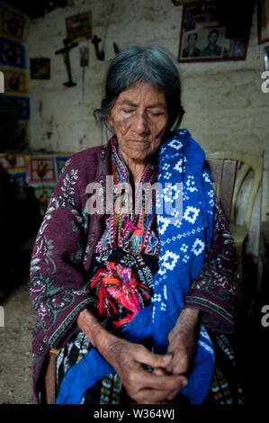 Ein maya indigneous ältere Frau in San Jorge La Laguna, Solola. Stockfoto