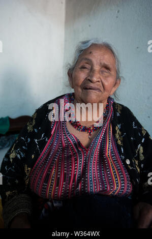 Ein maya indigneous ältere Frau in San Jorge La Laguna, Solola. Stockfoto