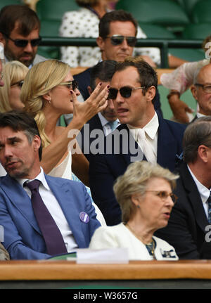 London, Großbritannien. 12. Juli, 2019. Schauspieler Jude Law (R) ist in der Royal Box während der Männer singles im Halbfinale zwischen Novak Djokovic aus Serbien und Roberto Bautista Agut von Spanien 2019 Wimbledon Tennis Championships in London, UK, 12. Juli 2019 gesehen. Credit: Lu Yang/Xinhua/Alamy leben Nachrichten Stockfoto
