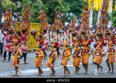 Prozession der Paththini Devala Tänzer der Göttin Paththini während Esala Perahera bei Kandy in Sri Lanka zu ehren. Stockfoto