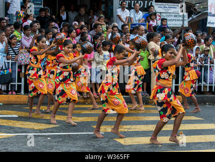 Prozession der Paththini Devala Tänzer der Göttin Paththini während Esala Perahera bei Kandy in Sri Lanka zu ehren. Stockfoto