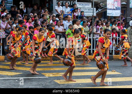 Prozession der Paththini Devala Tänzer der Göttin Paththini während Esala Perahera bei Kandy in Sri Lanka zu ehren. Stockfoto