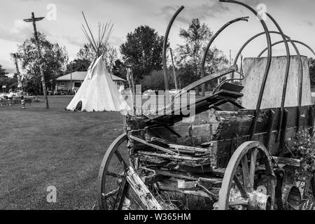 Wild West Außenposten mit indianischen Tipi und Totems Stockfoto