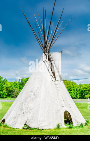 Wild West Außenposten mit indianischen Tipi und Totems Stockfoto