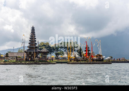 Balinesische Hindu Tempel Pura Ulun Danu Beratan. Blick vom See. Tabanan, Bali, Indonesien Stockfoto