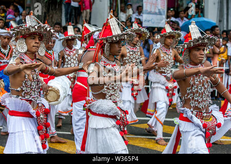 Land Tänzer auf den Straßen von Kandy in Sri Lanka während des Tages Perahera am letzten Tag der Esala Perahera (Prozession). Stockfoto