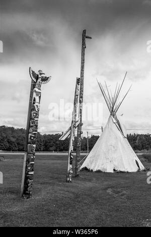 Wild West Außenposten mit indianischen Tipi und Totems Stockfoto