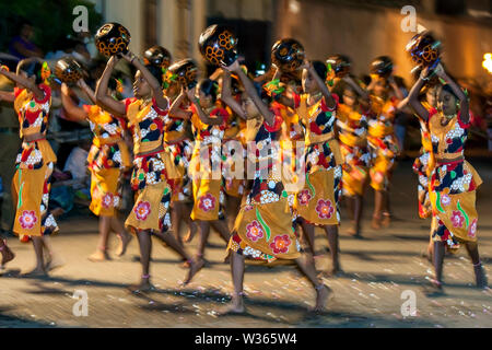 Prozession der Paththini Devala Tänzer der Göttin Paththini während Esala Perahera bei Kandy in Sri Lanka zu ehren. Stockfoto