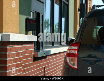 Digitale Menü und Preis zeigt die Beschleunigung der Drive Thru Prozess. Stockfoto