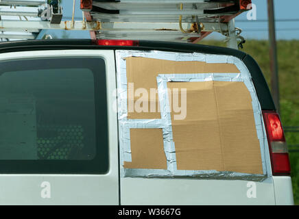 Eine temporäre Karton und Klebeband fix auf dieser van mit einem fehlenden hinteren Fenster. Stockfoto