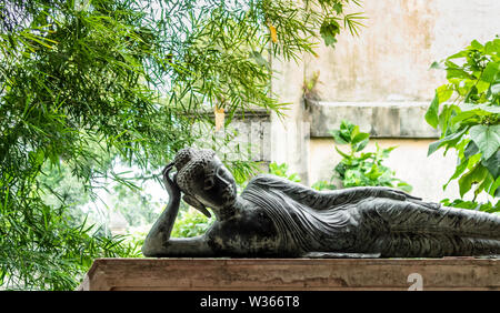 Traditionelle Statue eines liegenden Buddah aus Stein in Bali. Stockfoto