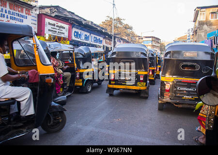 Mumbai, Maharashtra, Indien - 4 Juni, 2019: Indische auto-Rikschas auf Straßen der Verkehr von Mumbai - Bild Stockfoto