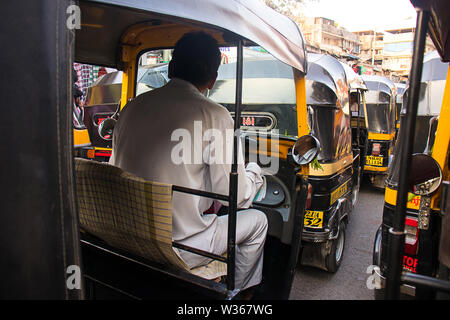 Mumbai, Maharashtra, Indien - 4 Juni, 2019: Mann fährt Auto-rickshaw Taxi mumbai Straße - Bild Stockfoto