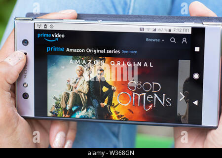 Amazon Prime Video, Prime Amazon Original Series, gutes Omen Filme streaming Website über Mobiltelefon Stockfoto