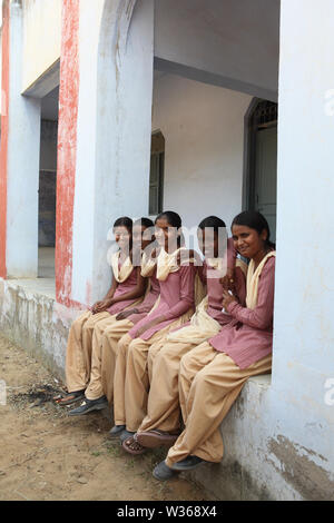 Gruppe von indischen Schülerinnen sitzen in einer Schule Stockfoto