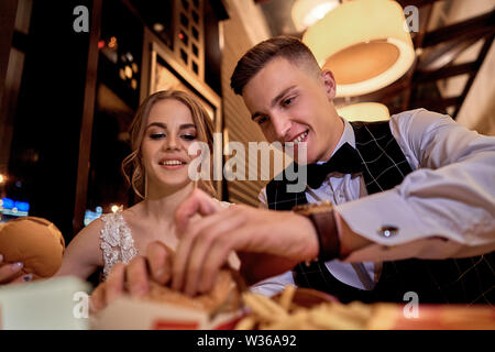 Paar essen Burger Stockfoto