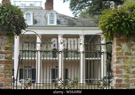 OAK ALLEY PLANTAGE, LOUISIANA/USA - 19. APRIL 2019- - großes Haus Villa am Ende der lebenden Eiche (Quercus virginiana) Gasse Stockfoto