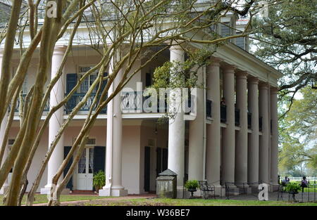 OAK ALLEY PLANTAGE, LOUISIANA/USA - 19. APRIL 2019- - großes Haus Villa am Ende der lebenden Eiche (Quercus virginiana) Gasse Stockfoto