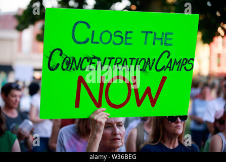 Bloomington, USA. 12. Juli, 2019. Eine Frau hält ein Schild mit der Aufschrift, "in der Nähe der Konzentrationslager", als die Demonstranten versammeln sich für die Lichter für die Freiheit: eine Mahnwache zu Ende menschlichen Internierungslagern Kundgebung und Mahnwache auf den Stufen des Monroe County Courthouse in Bloomington. USA Präsident Donald J. sagt Trumpf EIS wird Razzien gegen Immigranten ohne Papiere in amerikanischen Städten über das Wochenende durchführen. Credit: SOPA Images Limited/Alamy leben Nachrichten Stockfoto