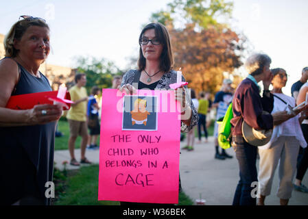 Bloomington, USA. 12. Juli, 2019. Die Demonstranten versammeln sich für die Lichter für die Freiheit: eine Mahnwache zu Ende menschlichen Internierungslagern Kundgebung und Mahnwache auf den Stufen des Monroe County Courthouse in Bloomington. USA Präsident Donald J. sagt Trumpf EIS wird Razzien gegen Immigranten ohne Papiere in amerikanischen Städten über das Wochenende durchführen. Credit: SOPA Images Limited/Alamy leben Nachrichten Stockfoto