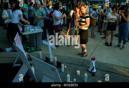 Bloomington, USA. 12. Juli, 2019. Die Demonstranten versammeln sich für die Lichter für die Freiheit: eine Mahnwache zu Ende menschlichen Internierungslagern Kundgebung und Mahnwache auf den Stufen des Monroe County Courthouse in Bloomington. USA Präsident Donald J. sagt Trumpf EIS wird Razzien gegen Immigranten ohne Papiere in amerikanischen Städten über das Wochenende durchführen. Credit: SOPA Images Limited/Alamy leben Nachrichten Stockfoto