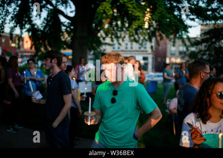 Bloomington, USA. 12. Juli, 2019. Die Demonstranten halten Sie Kerzen während die Lichter für die Freiheit: eine Mahnwache zu Ende menschlichen Internierungslagern Kundgebung und Mahnwache auf den Stufen des Monroe County Courthouse in Bloomington. USA Präsident Donald J. sagt Trumpf EIS wird Razzien gegen Immigranten ohne Papiere in amerikanischen Städten über das Wochenende durchführen. Credit: SOPA Images Limited/Alamy leben Nachrichten Stockfoto
