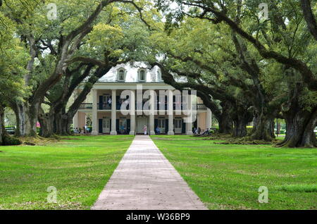 OAK ALLEY PLANTAGE, LOUISIANA/USA - 19. APRIL 2019- - großes Haus Villa am Ende der lebenden Eiche (Quercus virginiana) Gasse Stockfoto