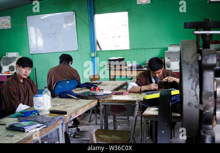 Bhutanesische smiths Arbeiten in einer Werkstatt in Paro, Bhutan im Juni, 2019 Stockfoto