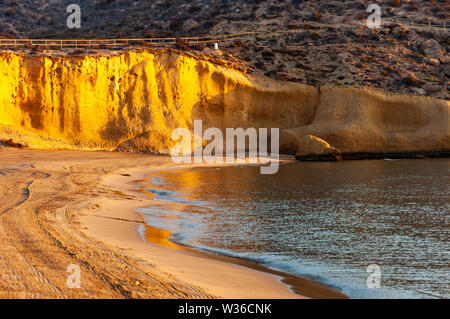 Aguilas, geschützten Marine Park der vier Buchten, auf das Mittelmeer von Murcia, ein Reiseziel in Spanien: Cala Cerrada. Playa La Carolina. Stockfoto