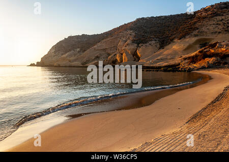 Aguilas, geschützten Marine Park der vier Buchten, auf das Mittelmeer von Murcia, ein Reiseziel in Spanien: Cala Cerrada. Playa La Carolina. Stockfoto