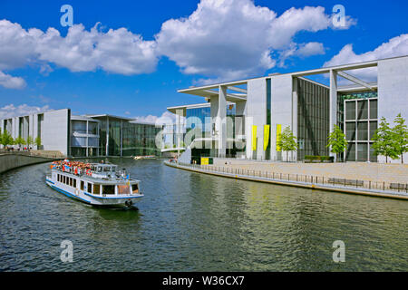 Ausflugsschiff vor dem Marie-Elisabeth-Lueders-Haus und Paul-Loebe-Haus Gebäude, Reichstagufer, Spreebogen, Regierungsviertel, Berlin, DE Stockfoto