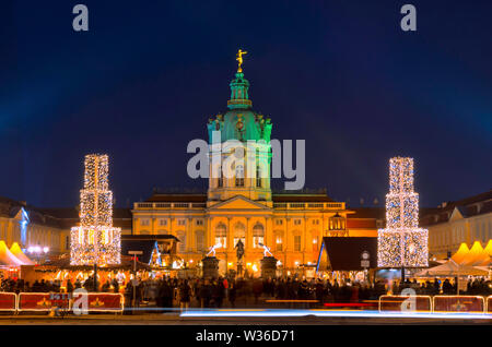 Traditioneller Weihnachtsmarkt im Schloss Schloss Charlottenburg, Berlin, Deutschland, Europa Stockfoto