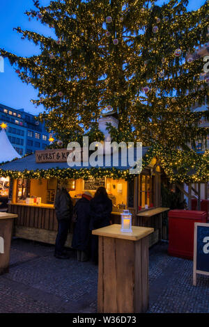 'Winterzauber am Gendarmenmarkt", Weihnachtsmarkt am Gendarmenmarkt, Schauspielhaus, Französischer Dom, Dämmerung, Berlin, Deutschland, Euro Stockfoto